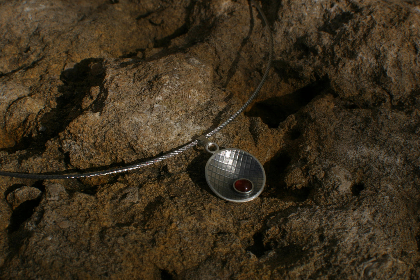 Kettenanhänger "Morgenröte" aus 925/000 Silber mit Karneol und Struktur