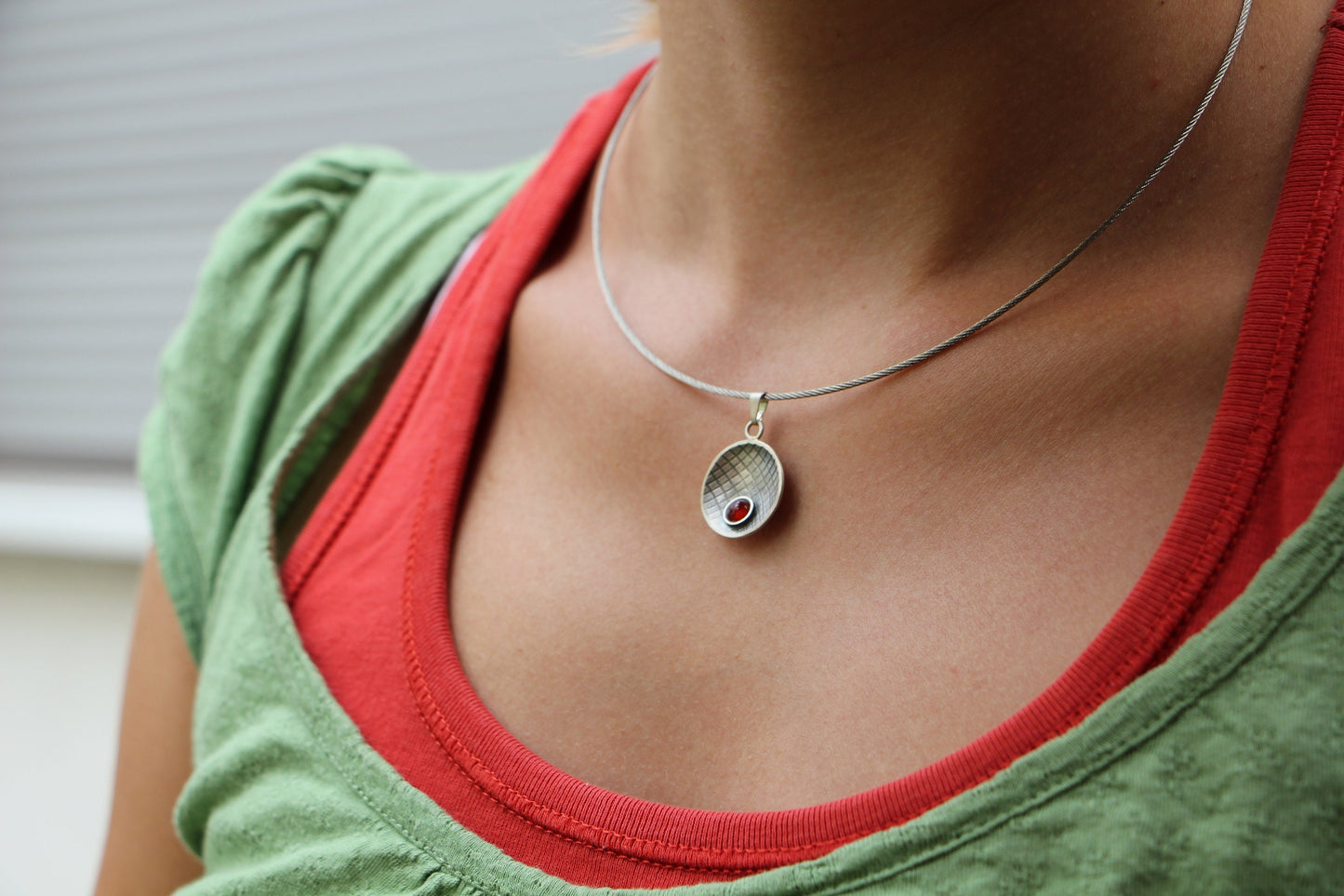 Kettenanhänger "Morgenröte" aus 925/000 Silber mit Karneol und Struktur