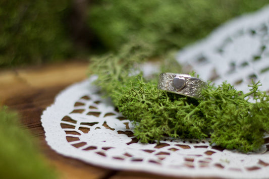 Silberring mit Struktur und Herz "Nur die Liebe zählt"