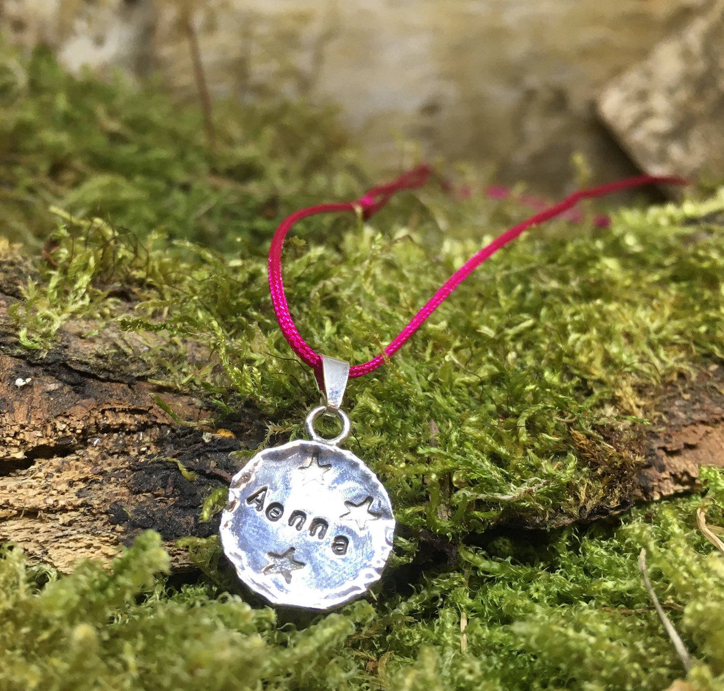 Individueller Namensanhänger mit Band Handarbeit Silber Geburtsgeschenk Taufe