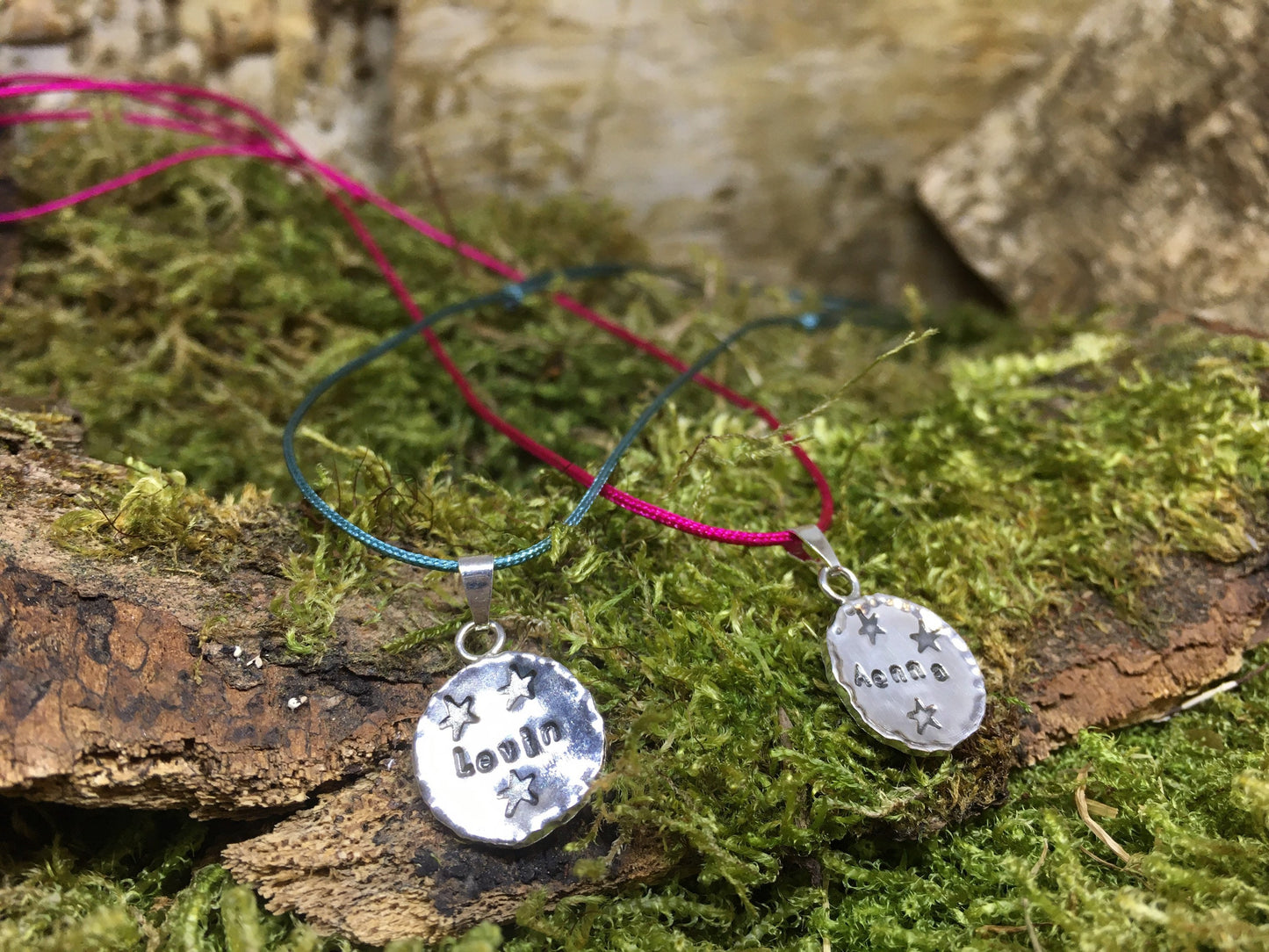 Individueller Namensanhänger mit Band Handarbeit Silber Geburtsgeschenk Taufe