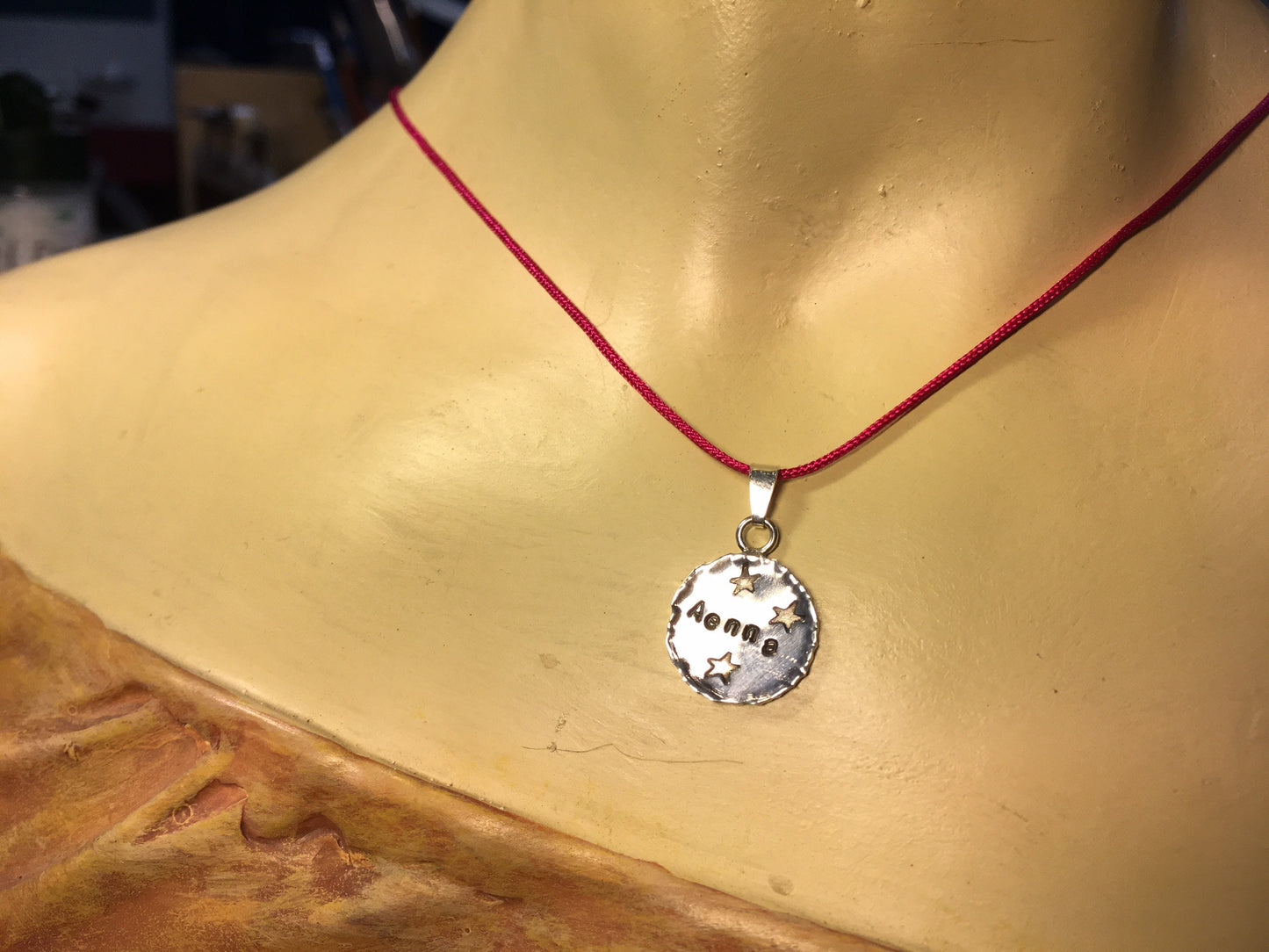 Individueller Namensanhänger mit Band Handarbeit Silber Geburtsgeschenk Taufe