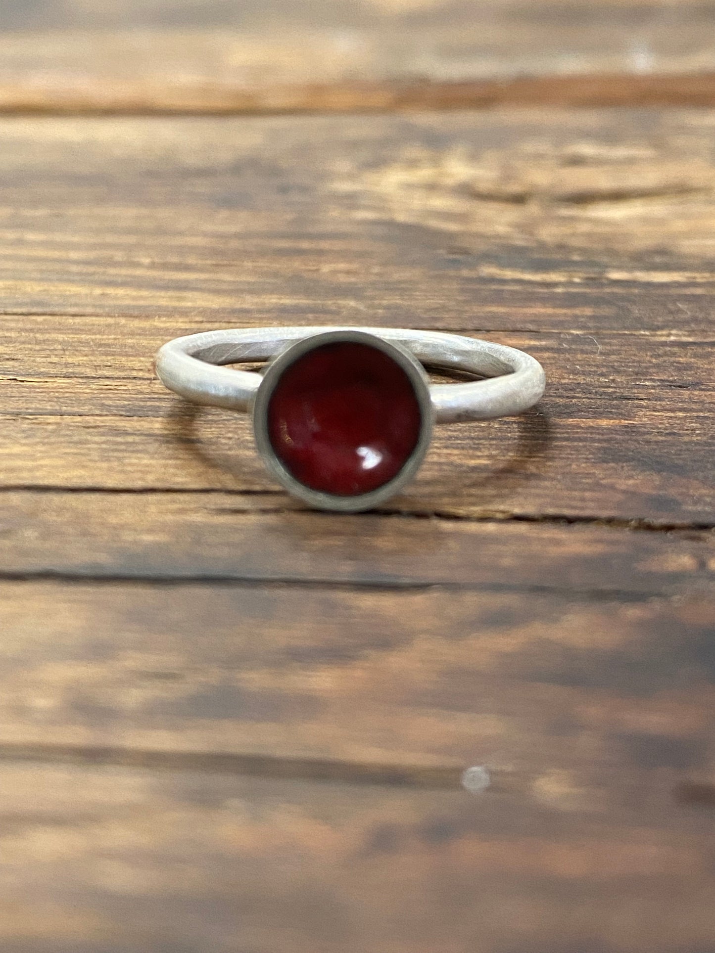 Silberner Ring mit dunkelrotem Emaille
