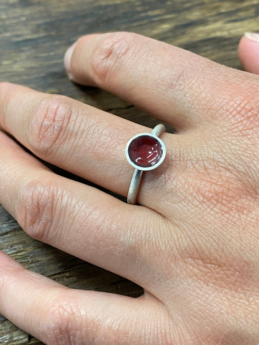 Silberner Ring mit dunkelrotem Emaille