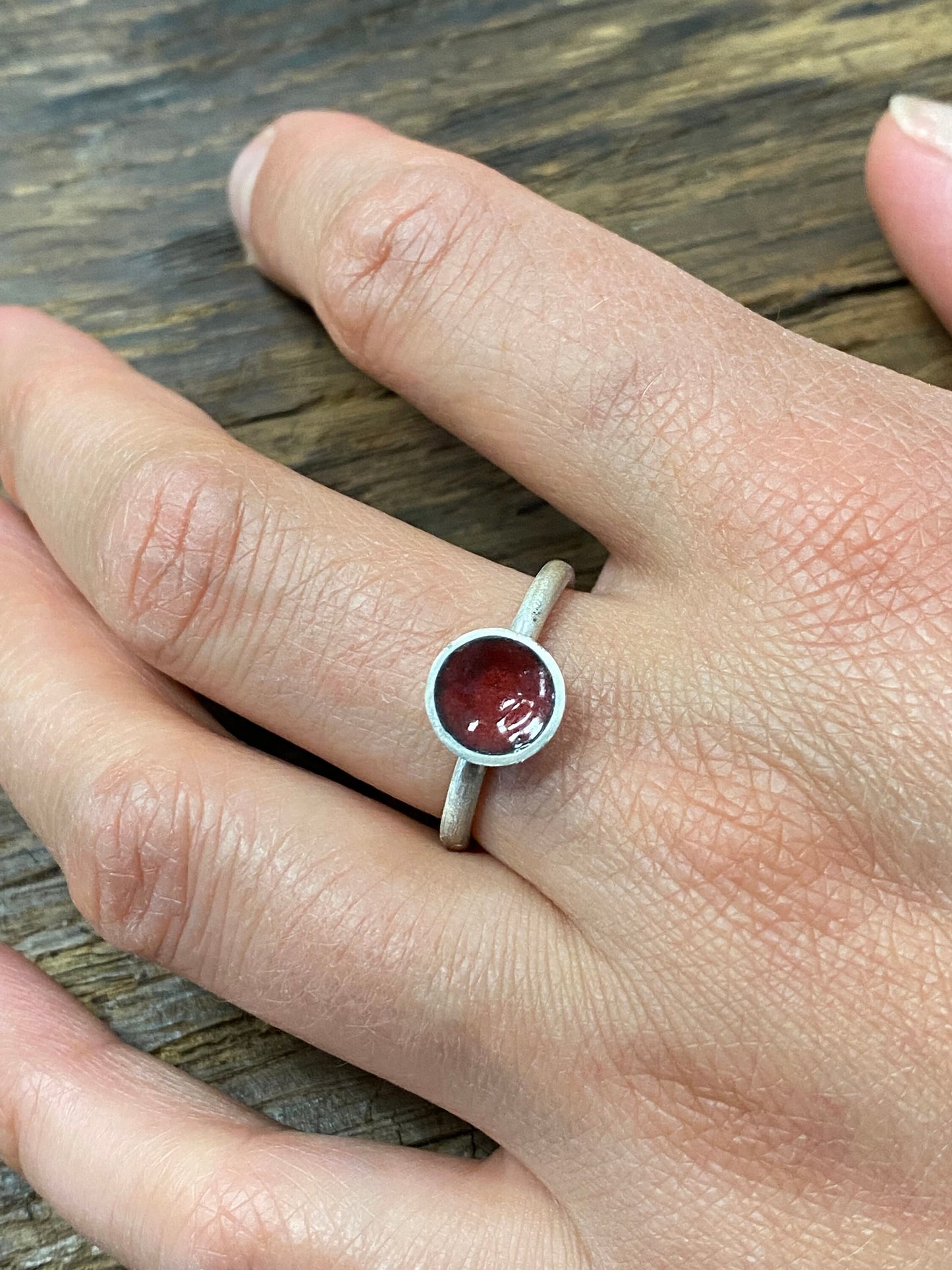 Silberner Ring mit dunkelrotem Emaille