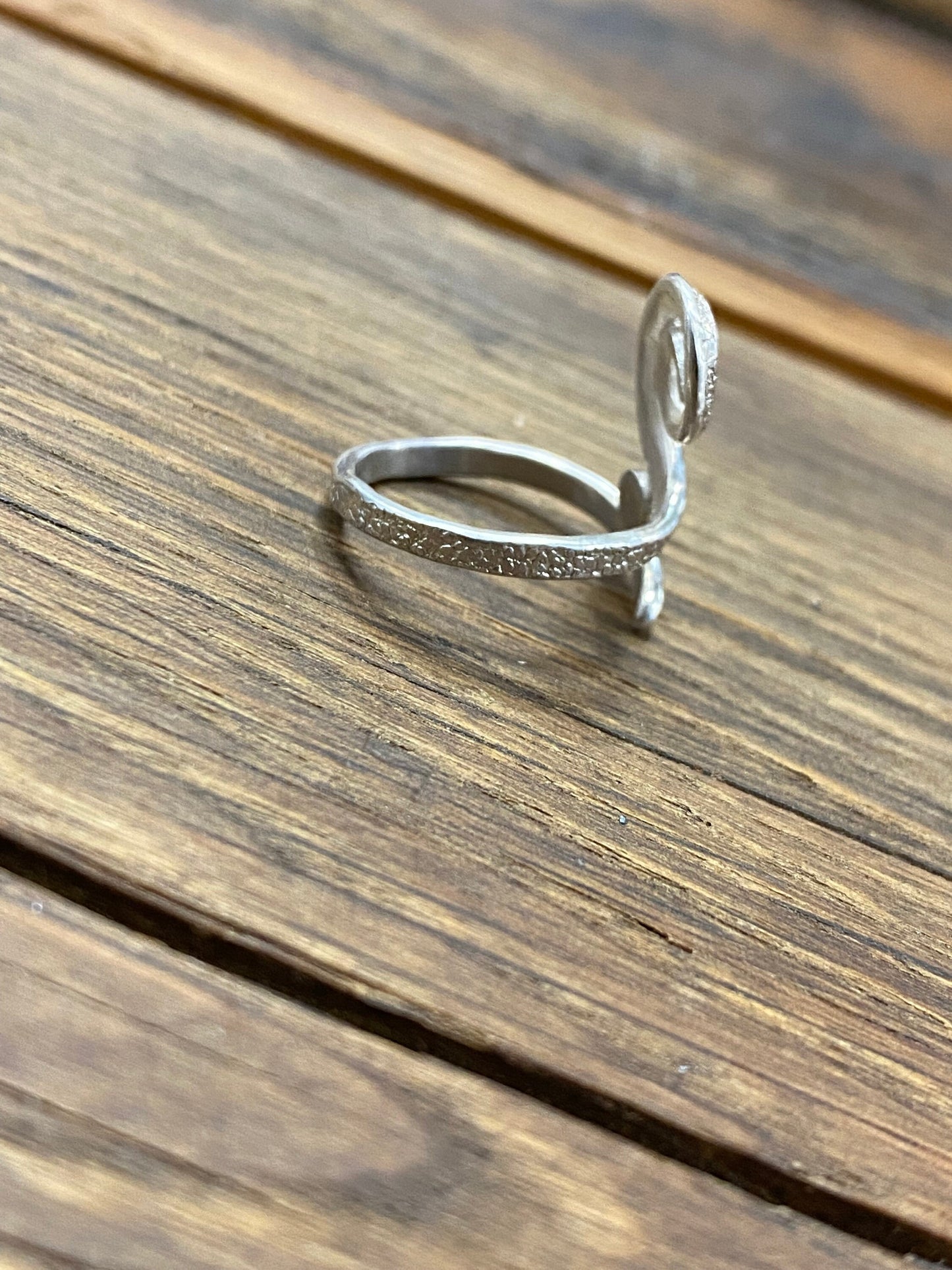 Silbener Spiralenring mit Regenbogenmondstein