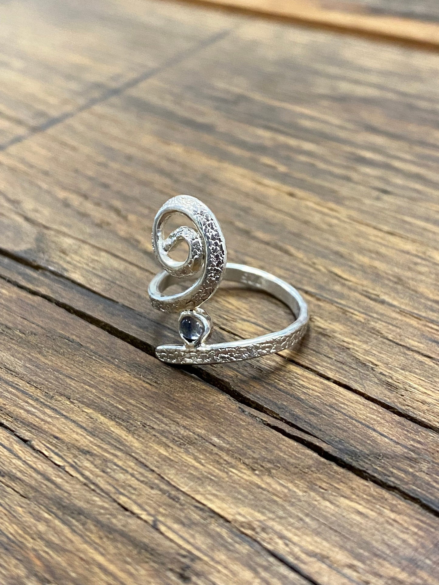 Silbener Spiralenring mit Regenbogenmondstein