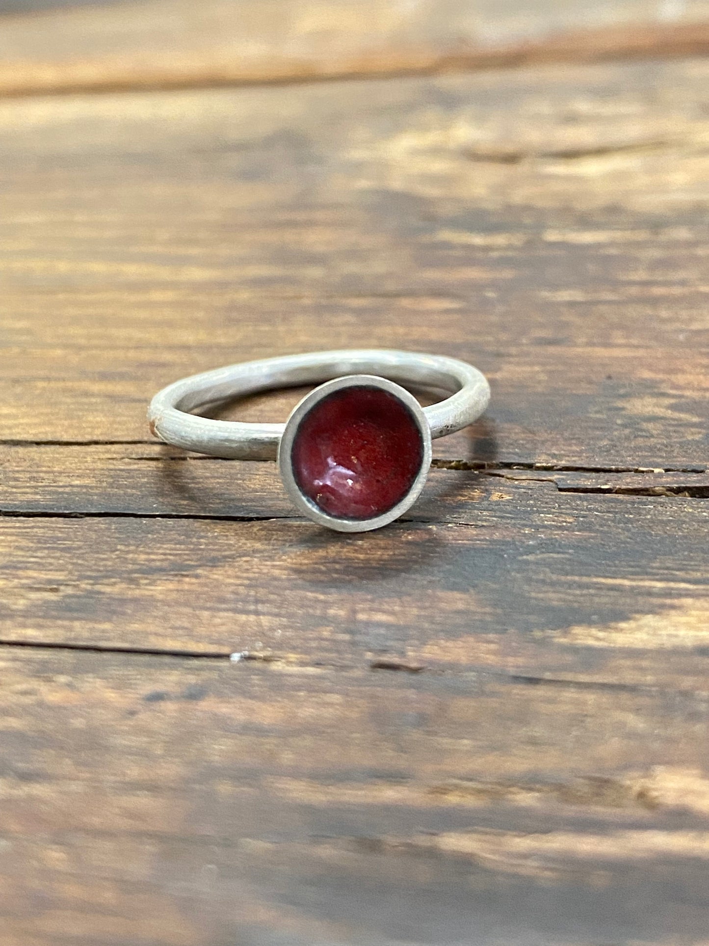 Silberner Ring mit dunkelrotem Emaille