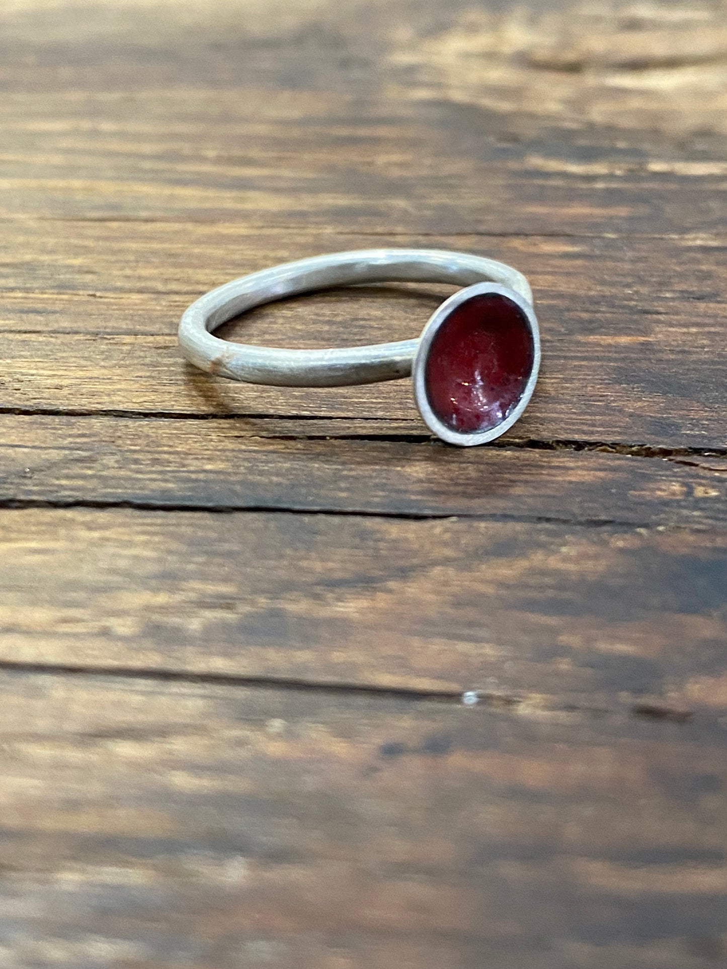 Silberner Ring mit dunkelrotem Emaille