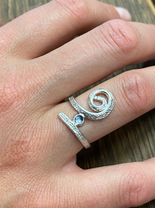 Silbener Spiralenring mit Regenbogenmondstein