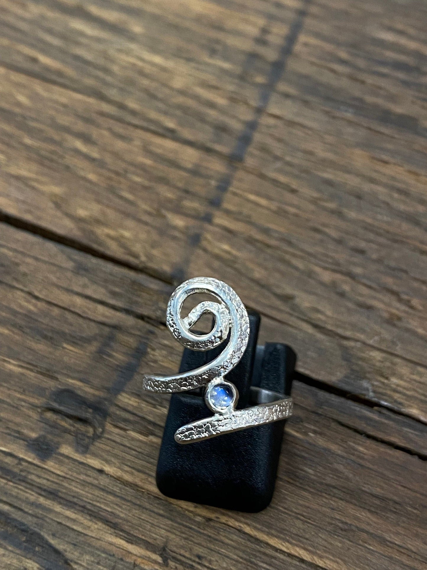 Silbener Spiralenring mit Regenbogenmondstein