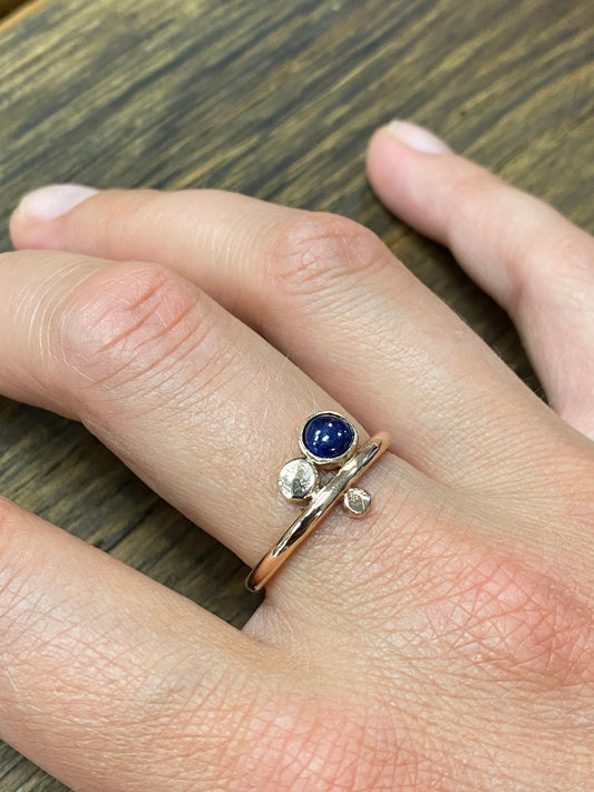 585/000 Rotgoldring mit Sternsaphir in Größe 54