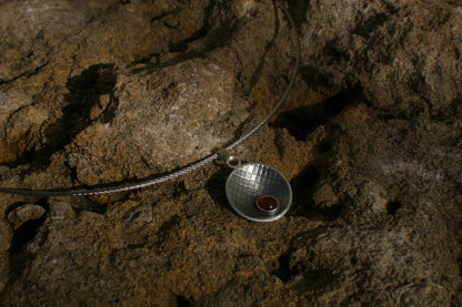 Kettenanhänger "Morgenröte" aus 925/000 Silber mit Karneol und Struktur