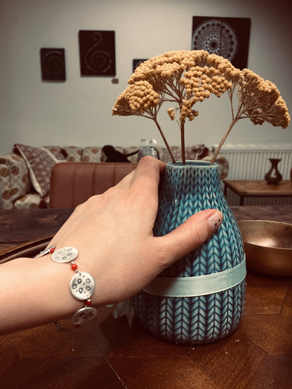 Armband 925 Silber mit Punzierung und Koralle Handarbeit