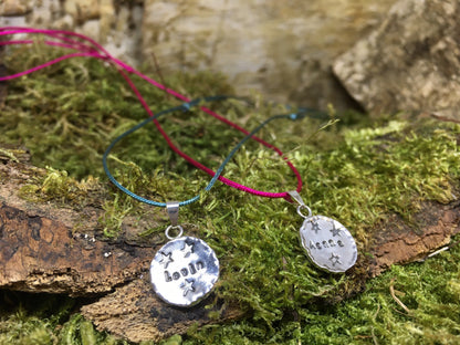 Individueller Namensanhänger mit Band Handarbeit Silber Geburtsgeschenk Taufe