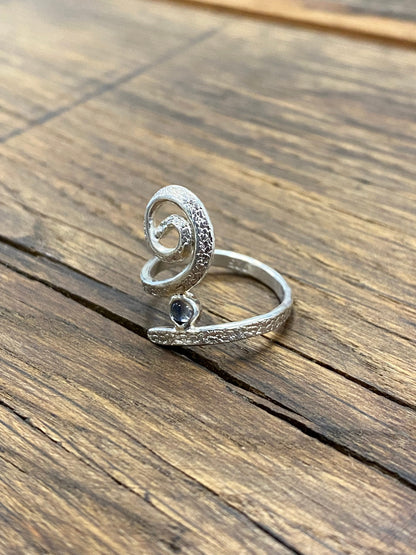 Silbener Spiralenring mit Regenbogenmondstein
